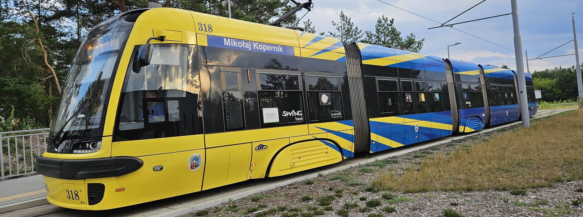 Żółto-niebieski tramwaj MZK na Torowisku
